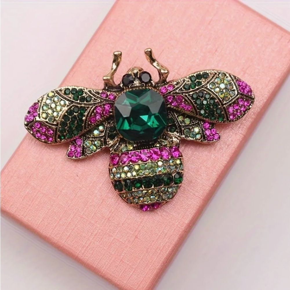🩷 Betsey Johnson stunning & sparkling bumblebee brooch 🩷